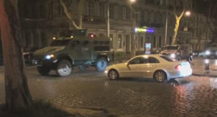 Военное положение: В Одессе въездные посты усилили бронетехникой