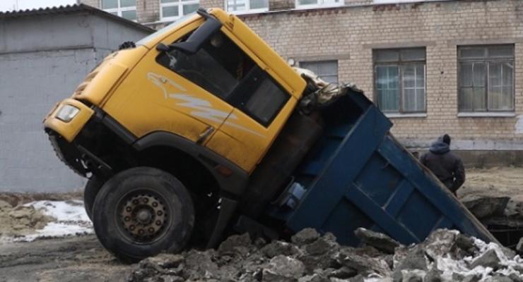 В Днепре возле школы под землю провалился грузовик