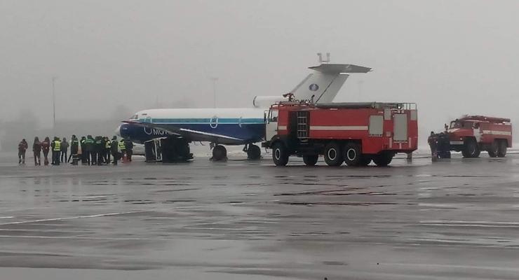 В аэропорту Жуляны самолет протаранил генератор