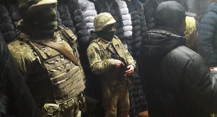 Правоохранители изъяли 300 шуб на  рынке Барабашово в Харькове