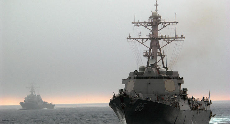 Эсминец США проплыл в спорных водах Японского моря