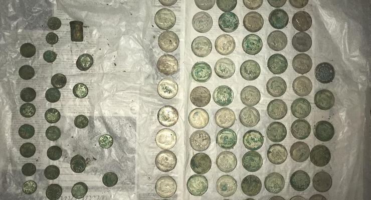 В Киеве в заповеднике археологи нашли два кг серебряных монет