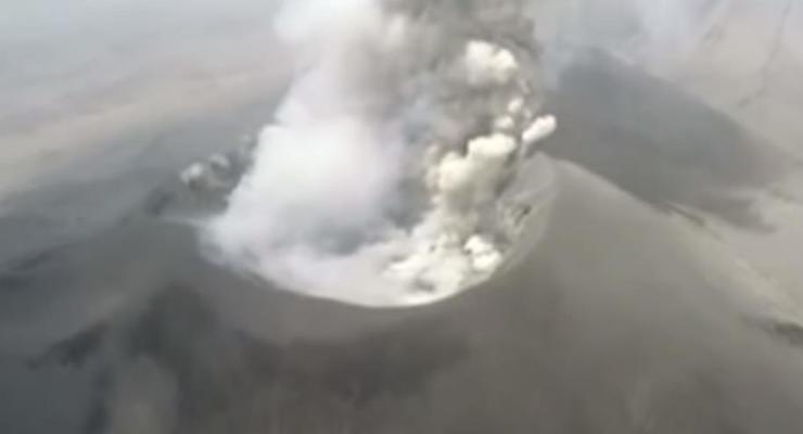 Ученые запустили дрон над активным вулканом в Перу
