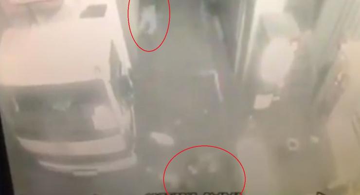 Появилось видео убийства охранником нападавшего вора в супермаркете Харькова