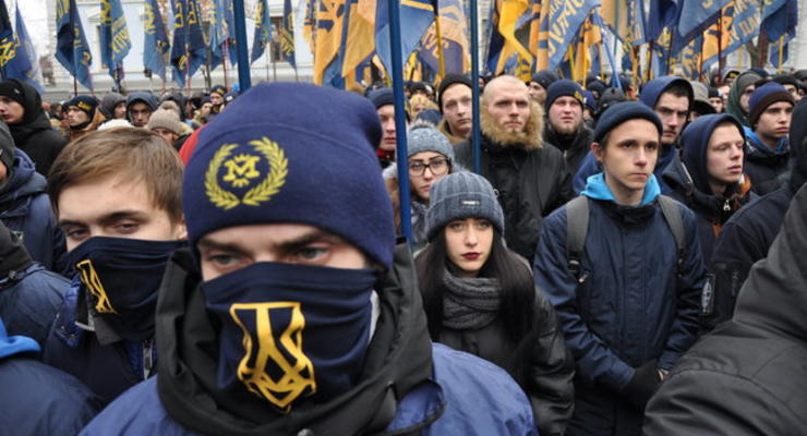 Националисты пикетировали АП: Требуют запретить бизнес РФ в Украине