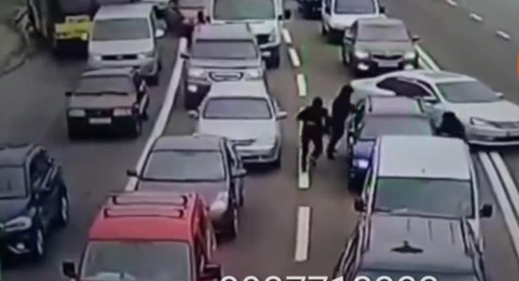 В Киеве банда в балаклавах прямо в пробке ограбила водителя
