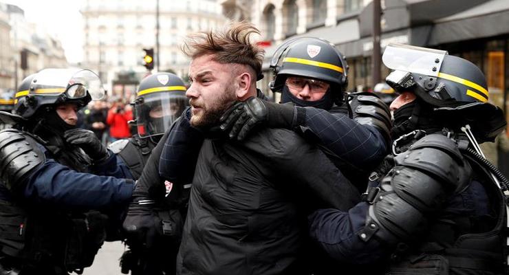 На протестах "желтых жилетов" в Париже задержали более 480 человек