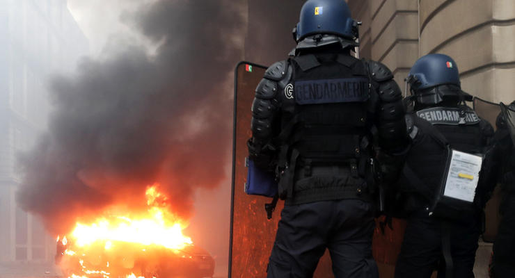 Протесты в Париже: 30 раненых, тысяча задержанных