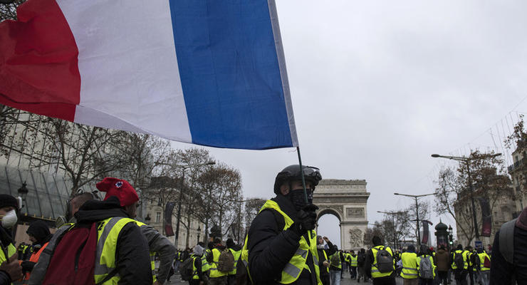 Выросло число пострадавших при протестах в Париже