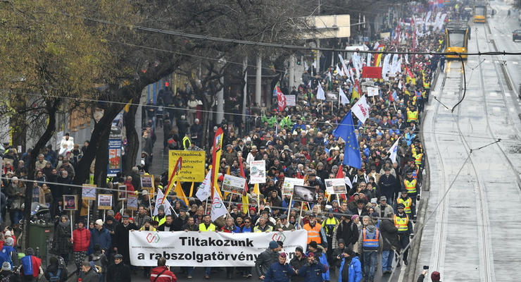 В Будапеште протестовали против нового "рабского закона"