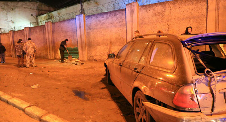 В Одессе автомобиль пробил дыру в тюремной стене