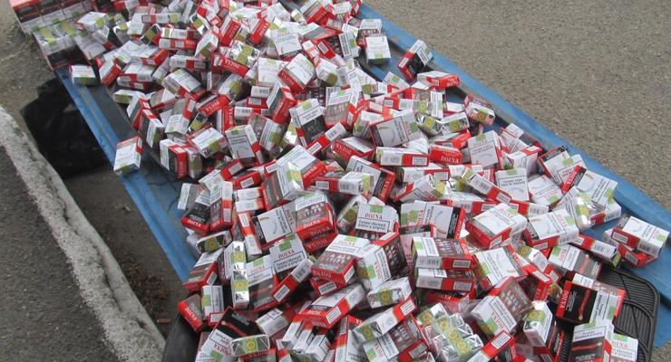 Пограничники задержали два авто с 7500 пачек контрабандных сигарет