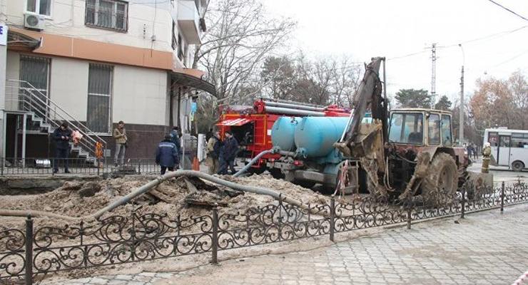 В Симферополе ликвидировали крупную аварию на водоводе - СМИ