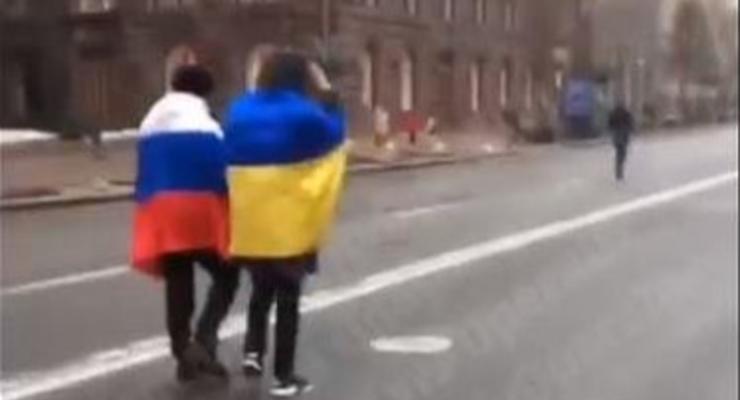 По центру Киева прошли мужчины с флагами Украины и России