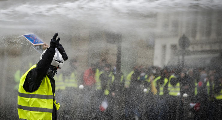 Протесты во Франции: "желтые жилеты" озвучили требования к власти