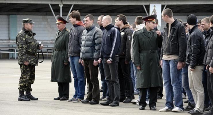 В Киеве наказали сотрудников военкомата, ловивших призывников на улице