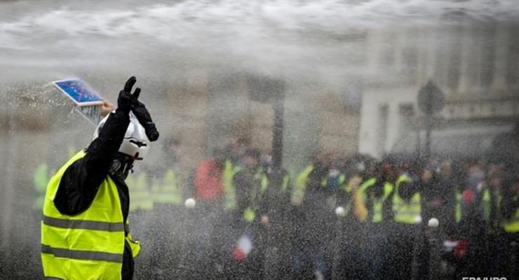 В массовых протестах во Франции погибли пять человек