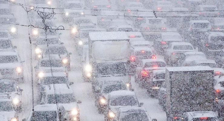 Непогода в Киеве: транспорт ходит без графика