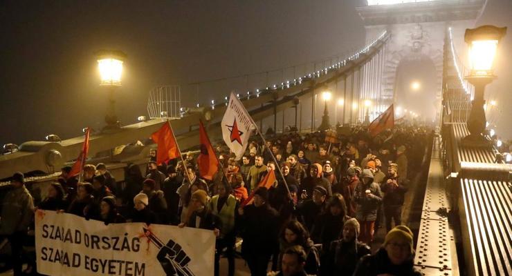 В Будапеште против протестующих применили газ