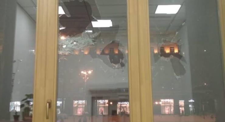 Ночью в здании Киевсовета вандалы разбили стекла
