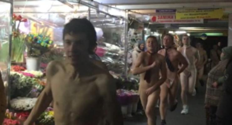 Семь голых мужчин пробежались в центре Киева: Проиграли пари