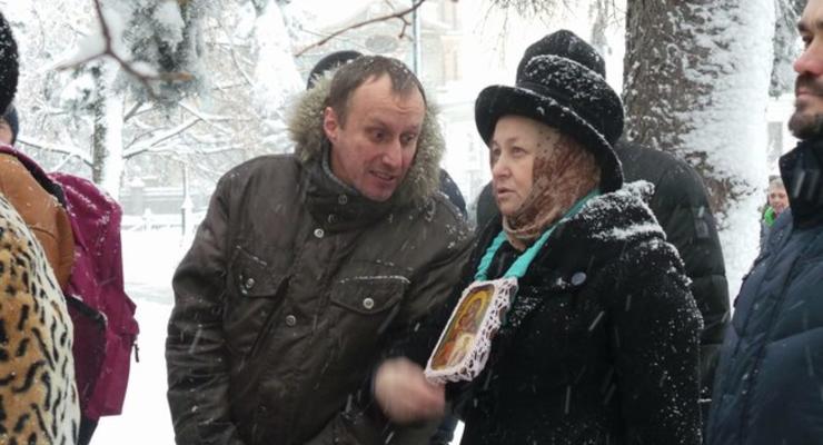 Верующие УПЦ МП молились в снегу под Радой "о невмешательстве власти"