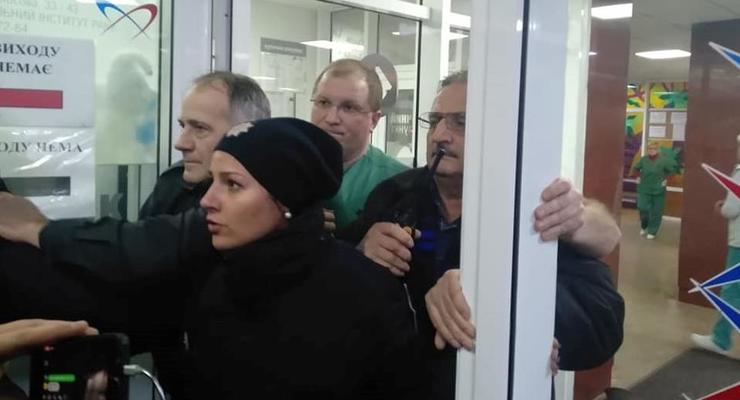 В киевской клинике разгорелся конфликт с радикалами