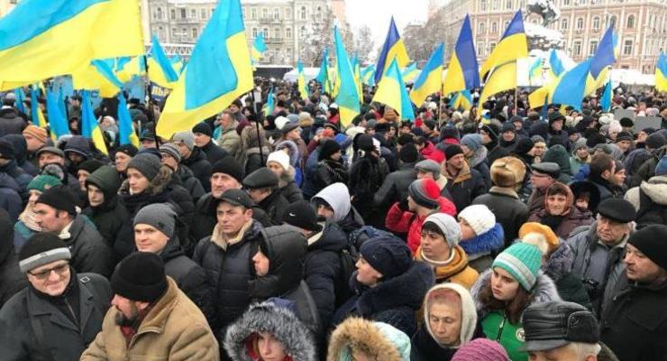 На Софийскую площадь в Киеве сходятся тысячи людей