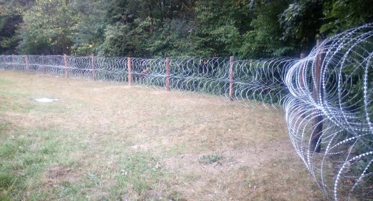 На Закарпатье пограничники установили забор из колючей проволоки