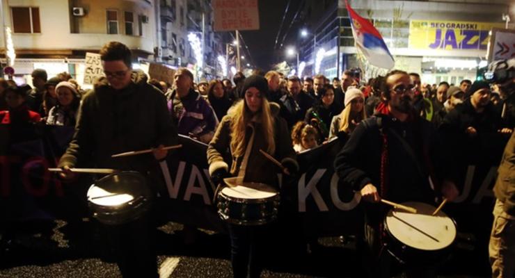 В Сербии прошли многотысячные протесты против президента Вучича