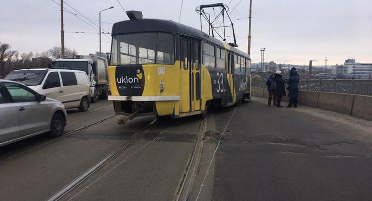 В Днепре на мосту трамвай сошел с рельсов: возникла пробка
