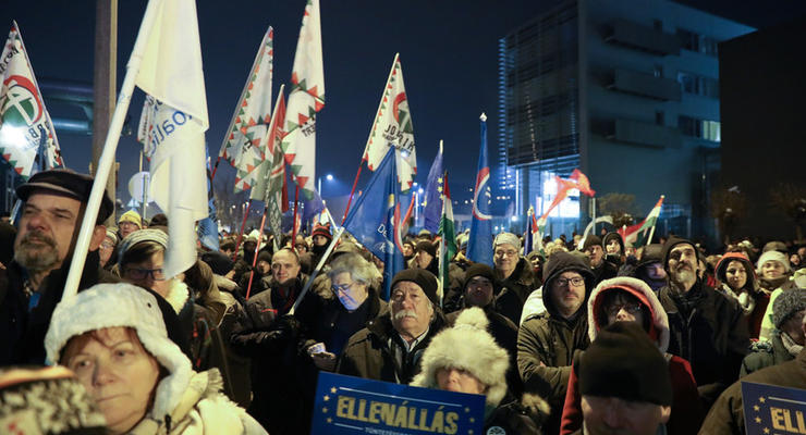 Протестующие в Венгрии осадили здание гостелекомпании