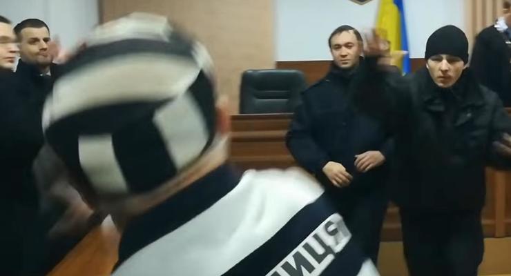 На суде у Савченко в прокурора запустили сапогом