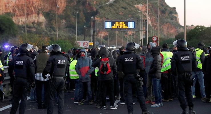 Протестующие перекрывают дороги в Каталонии