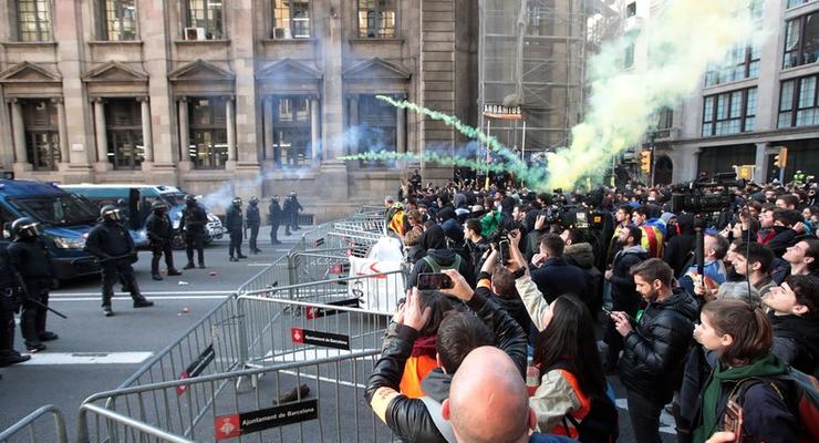 В Барселоне сепаратисты возводят баррикады