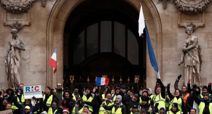 Парламент Франции одобрил уступки Макрона "желтым жилетам"