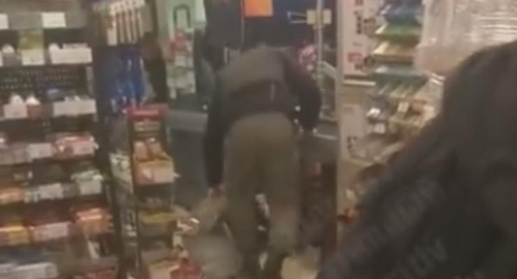 Охранники супермаркета жестоко избили покупателей - СМИ