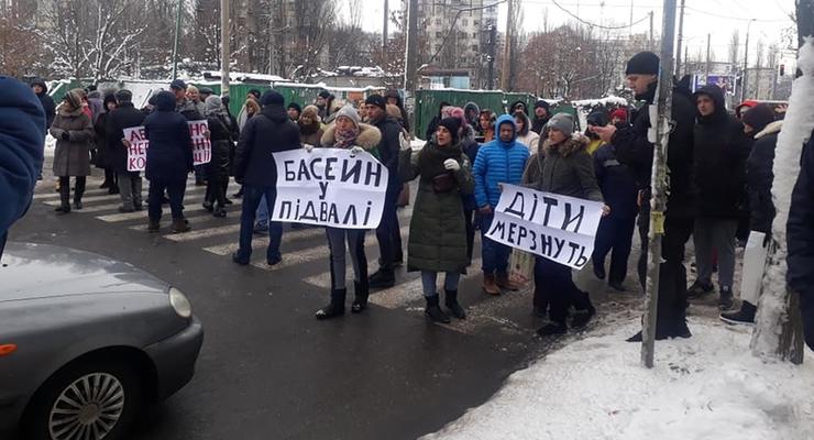 Ни воды, ни тепла: В Киеве жильцы дома перекрыли дорогу