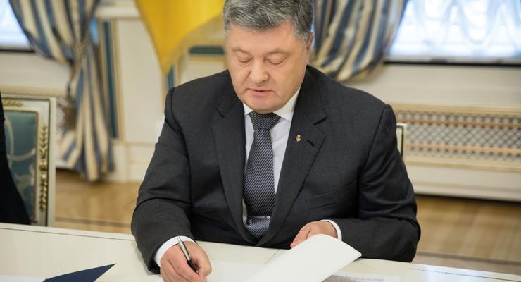 Порошенко подписал закон о названии УПЦ МП: "Будет легче делать выбор"