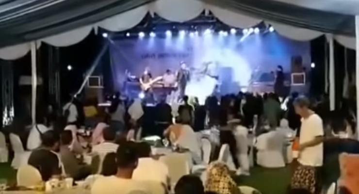 В Индонезии цунами смыло музыкантов прямо со сцены