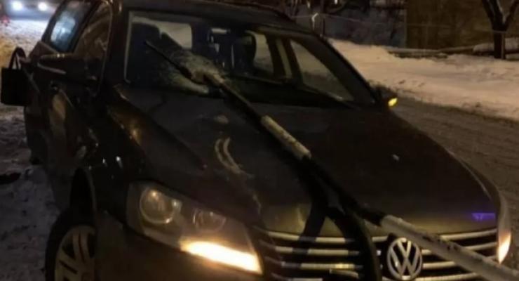 Гололед: В Киеве автомобиль насквозь проткнуло ограждением