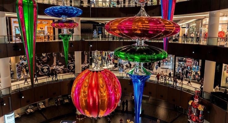 Рекордно большой новогодний шар установили в Дубаи
