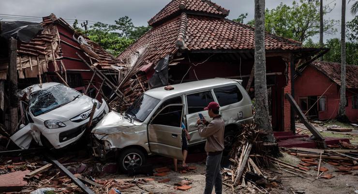 Мощное цунами в Индонезии: кадры последствий