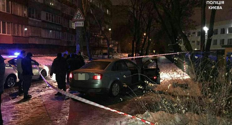 В Киеве два пьяных мужчины напали на таксиста и украли его авто