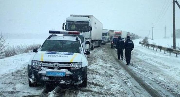 Между Черкасской и Полтавской областями застряли 200 авто