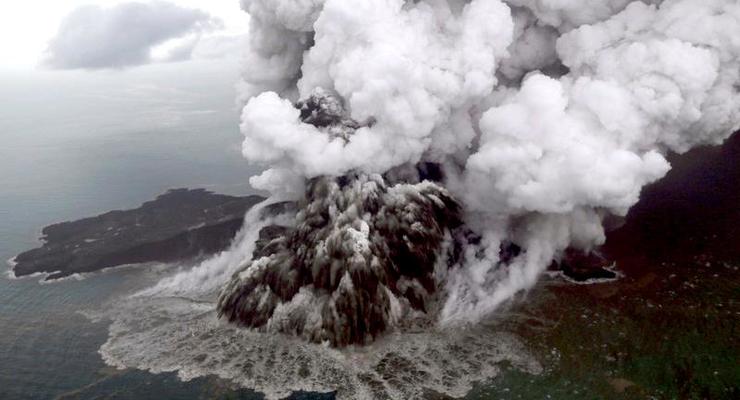 В Индонезии повысили уровень опасности из-за вулкана Анак-Кракатау