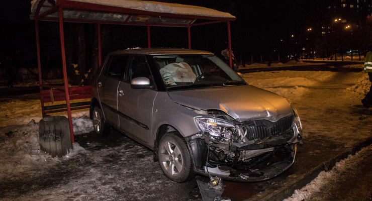 В Киеве авто врезалось в остановку