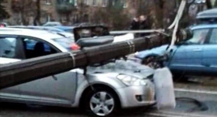 В Киеве на автомобиль во время движения упал столб