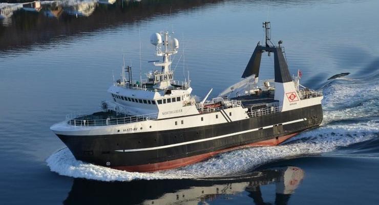 Вблизи Норвегии тонет судно с 14 людьми на борту