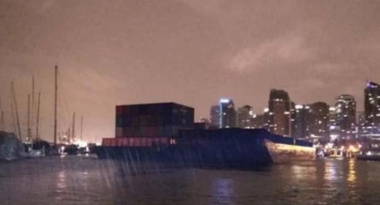 В Канаде огромные баржи сорвались с якоря и разбили объекты в порту